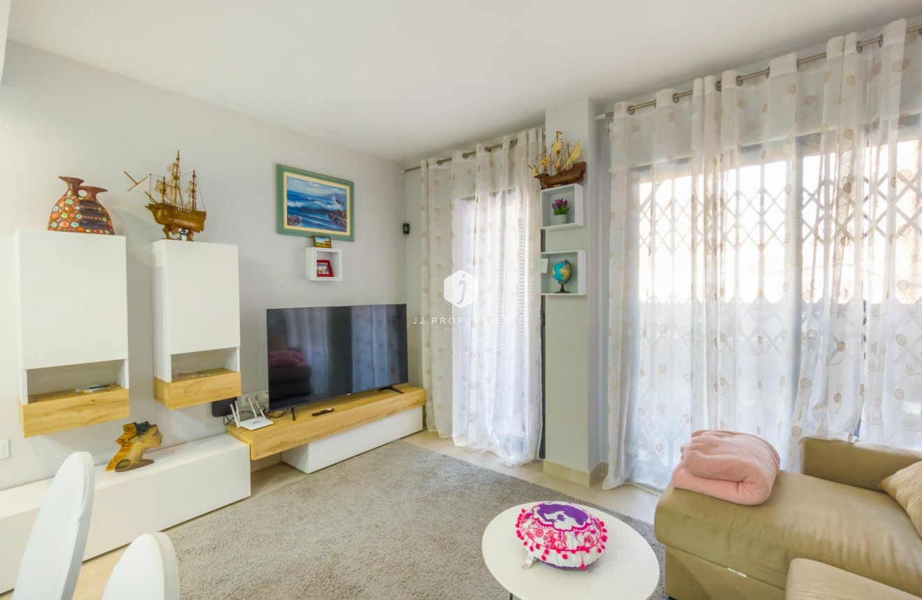 Z drugiej ręki - Mieszkanie w bloku -
Torrevieja - Estacion de autobuses