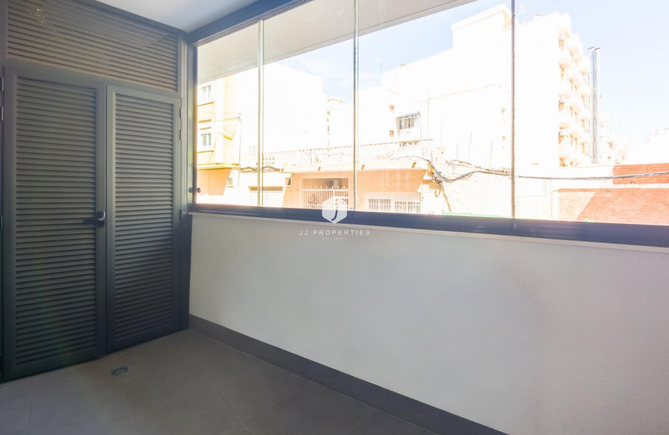 Z drugiej ręki - Mieszkanie w bloku -
Torrevieja - Estacion de autobuses