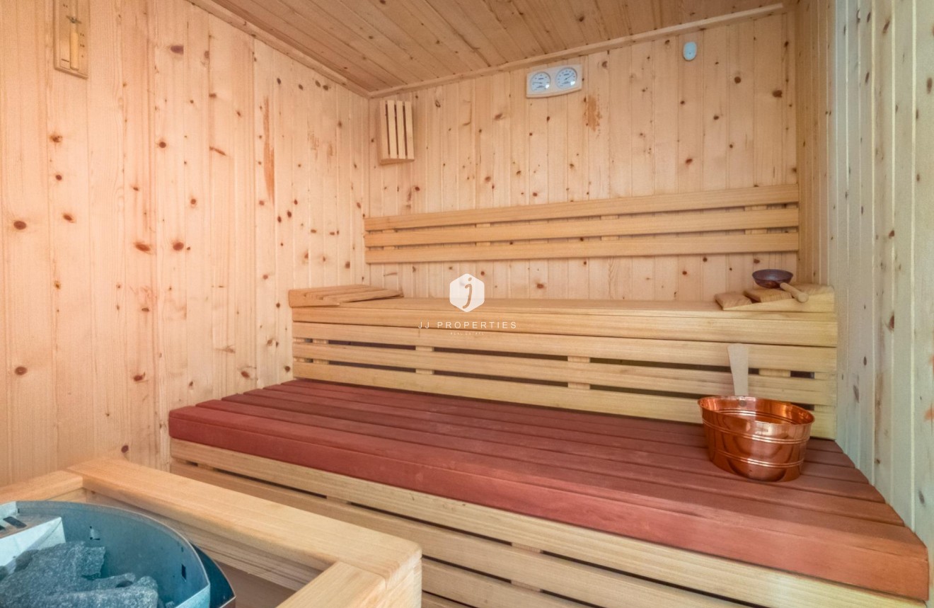 Z drugiej ręki - Mieszkanie w bloku -
Torrevieja - Estacion de autobuses