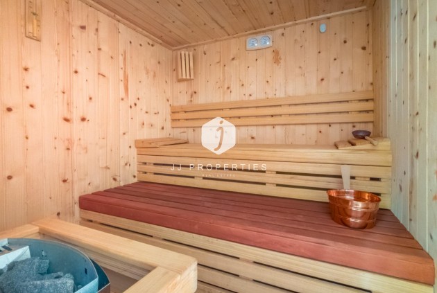 Z drugiej ręki - Mieszkanie w bloku -
Torrevieja - Estacion de autobuses