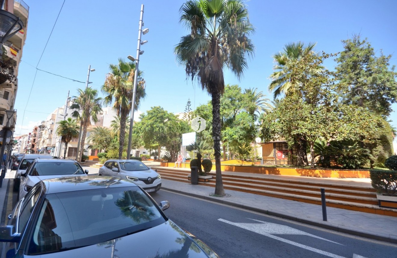 Z drugiej ręki - Mieszkanie w bloku -
Torrevieja - Centro