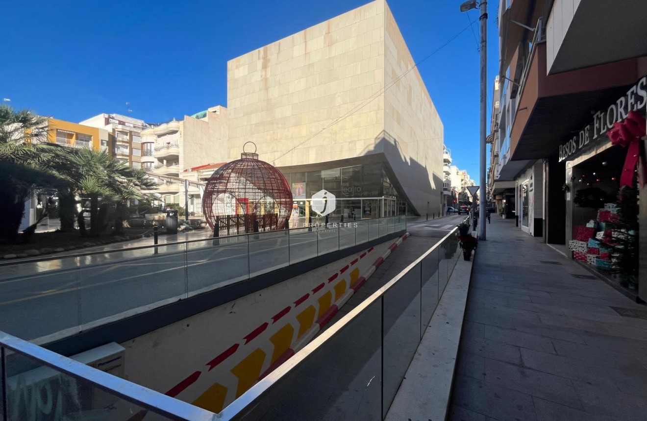 Z drugiej ręki - Mieszkanie w bloku -
Torrevieja - Centro