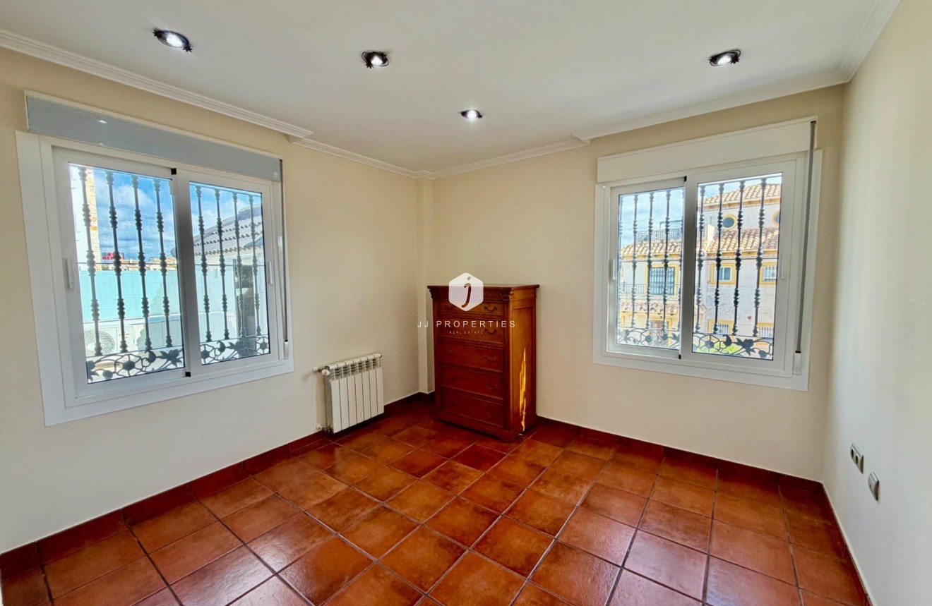 Resale - Chalet -
Orihuela Costa - La Zenia