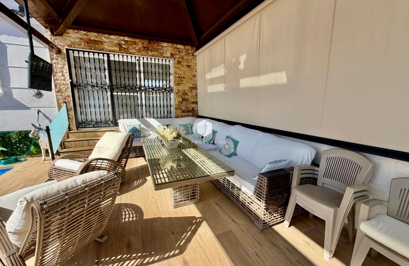 Resale - Chalet -
Orihuela Costa - La Zenia