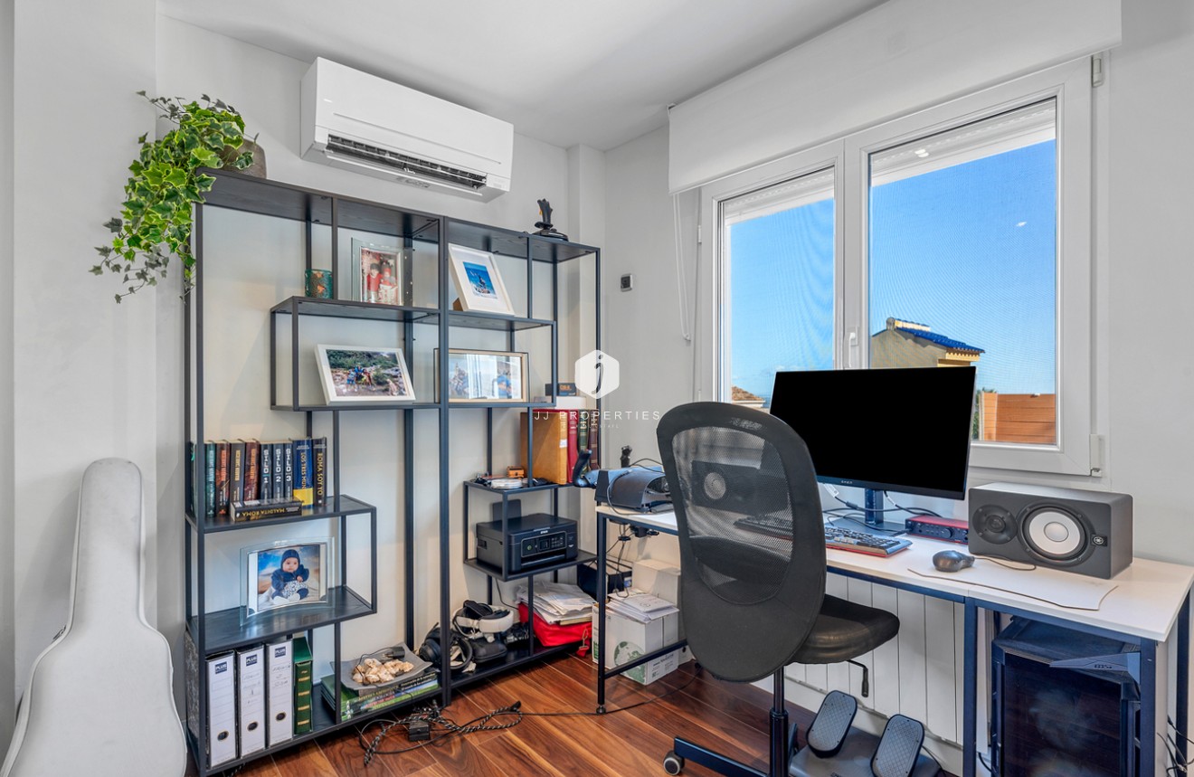 Resale - Villa -
Ciudad De Las Comunicaciones - Costa Blanca