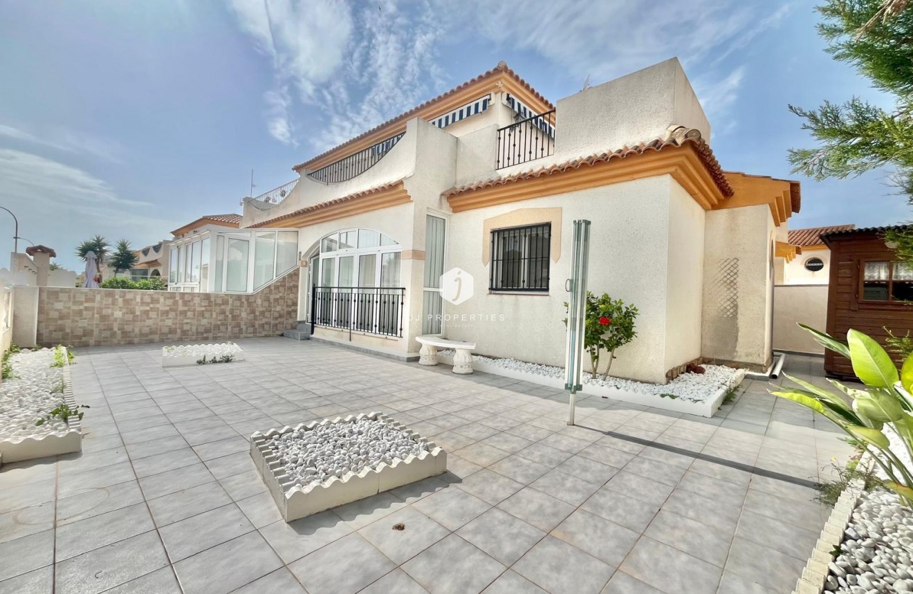Resale - Chalet -
Orihuela Costa - Playa Flamenca