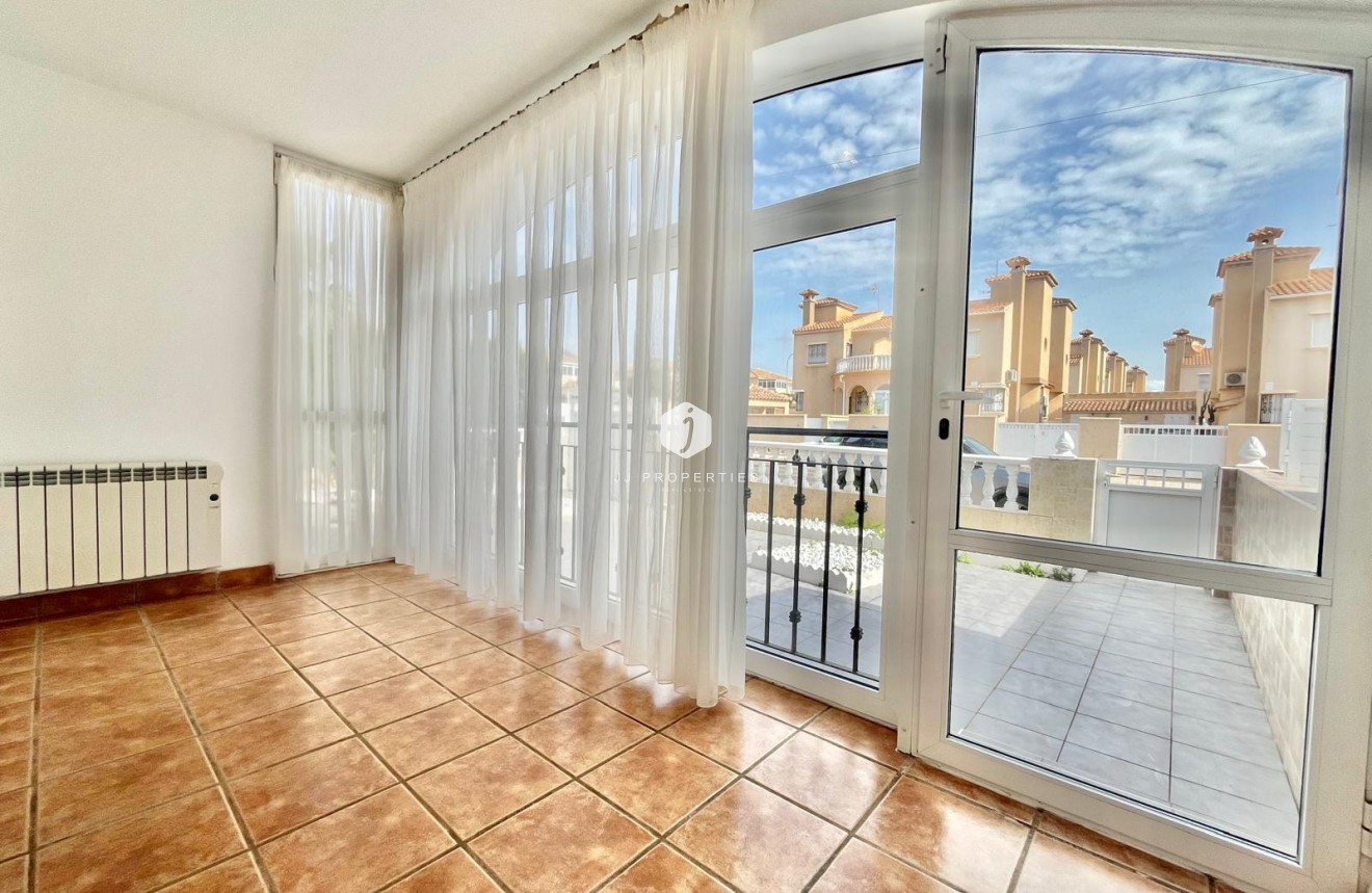 Resale - Chalet -
Orihuela Costa - Playa Flamenca