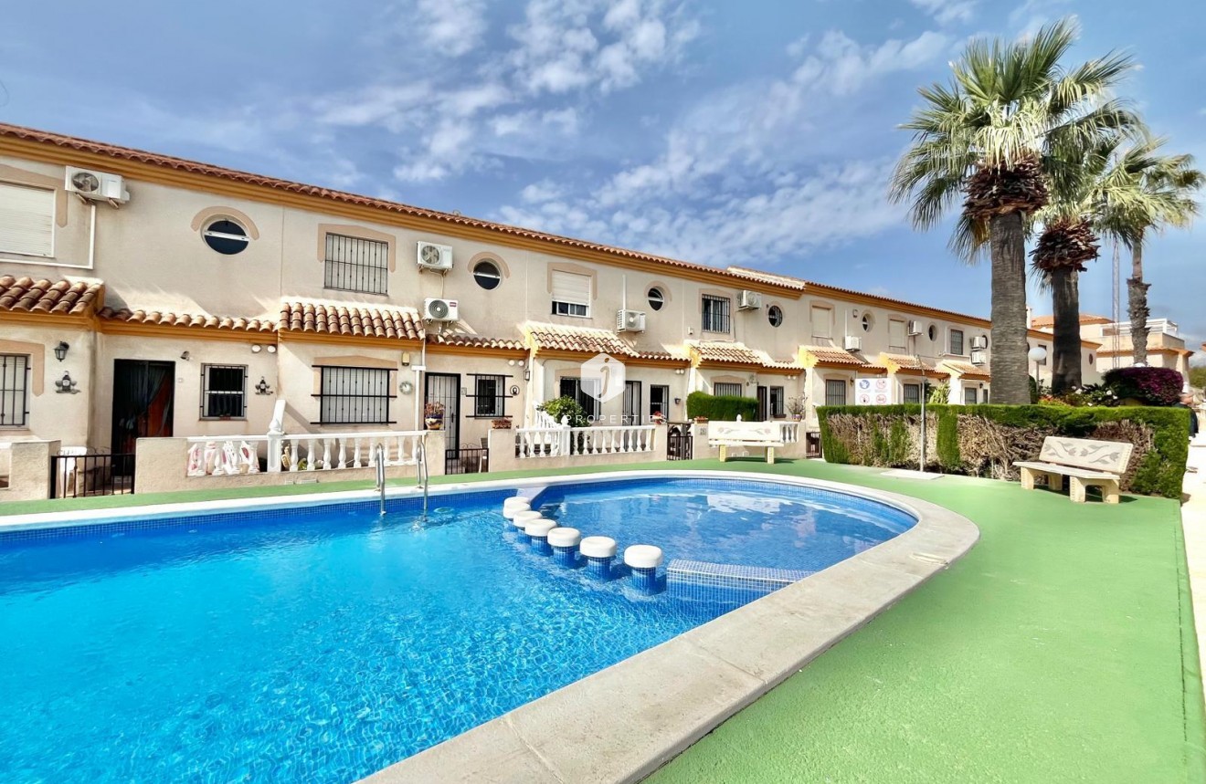 Resale - Chalet -
Orihuela Costa - Playa Flamenca