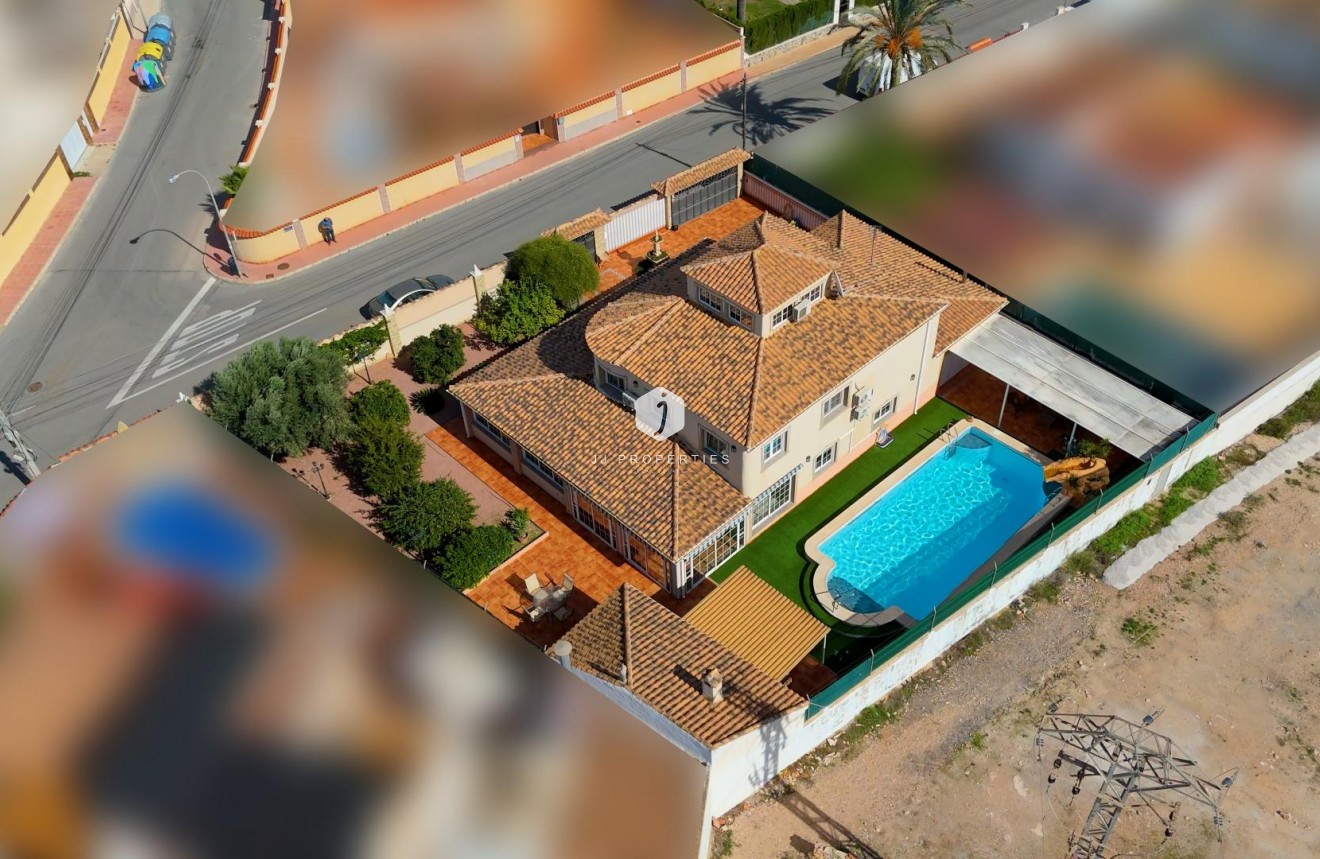 Resale - Villa -
Torrevieja - El chaparral