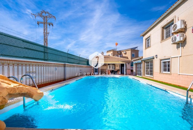 Resale - Villa -
Torrevieja - El chaparral
