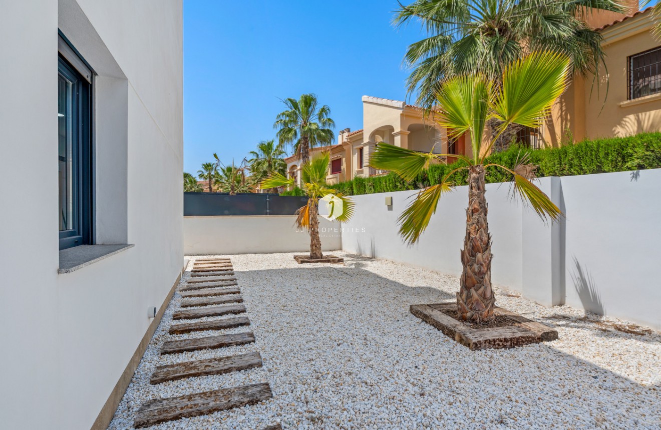 Resale - Villa -
Torrevieja - Costa Blanca
