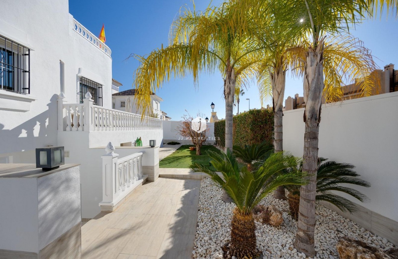 Resale - Chalet -
Orihuela Costa - Las Filipinas