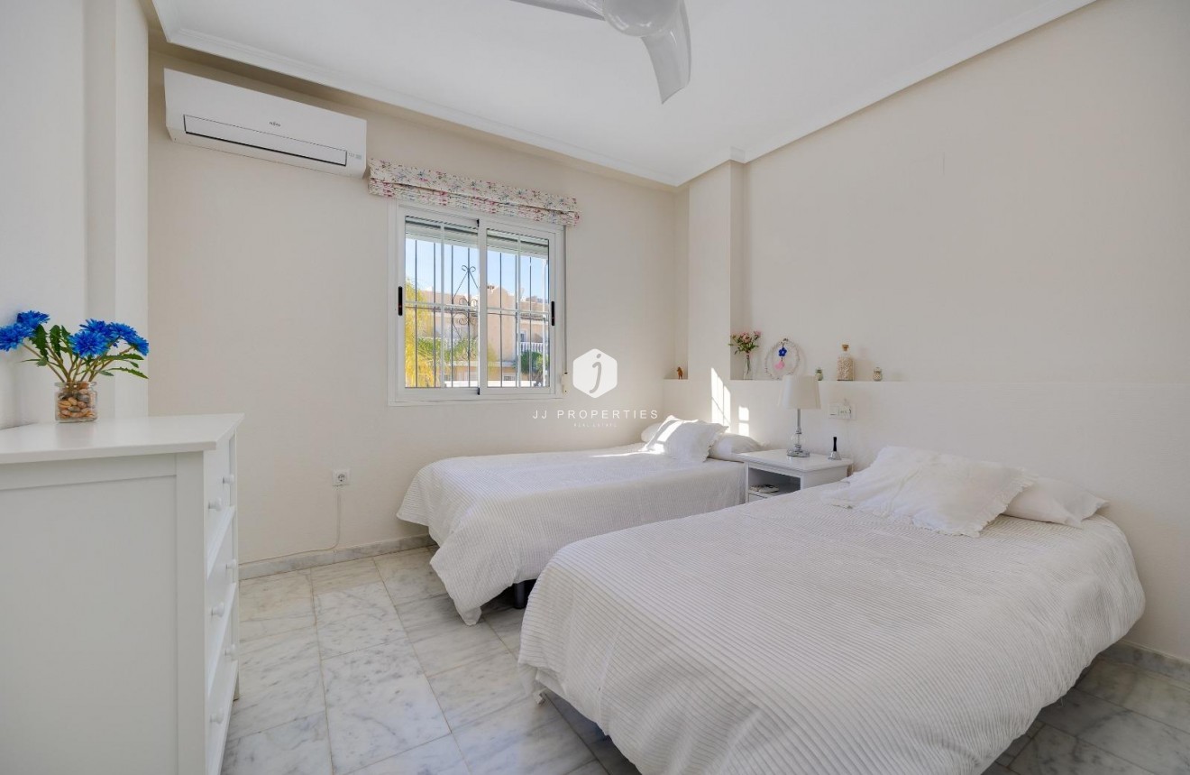 Resale - Chalet -
Orihuela Costa - Las Filipinas