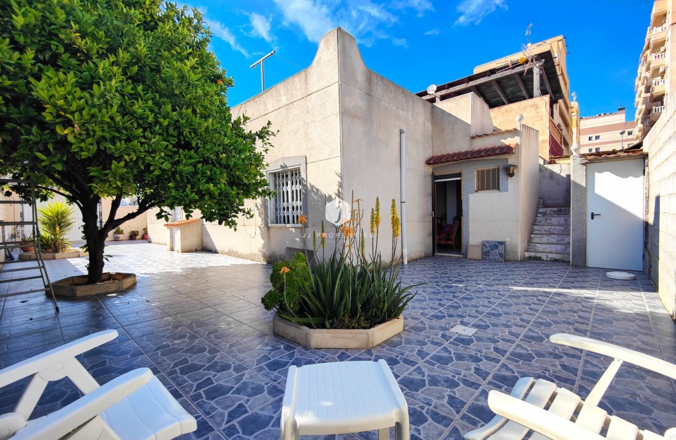 Resale - Chalet -
Torrevieja - Costa Blanca