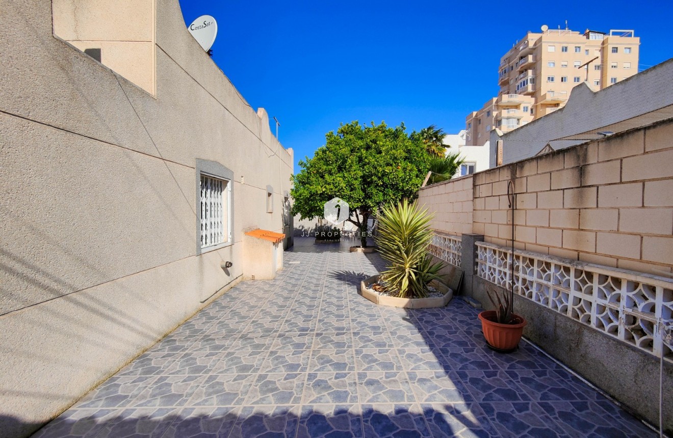 Resale - Chalet -
Torrevieja - Costa Blanca