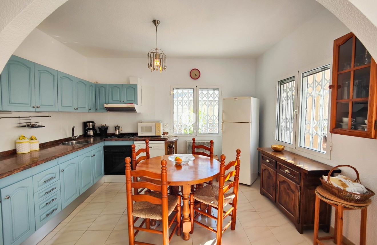 Resale - Chalet -
Torrevieja - Costa Blanca