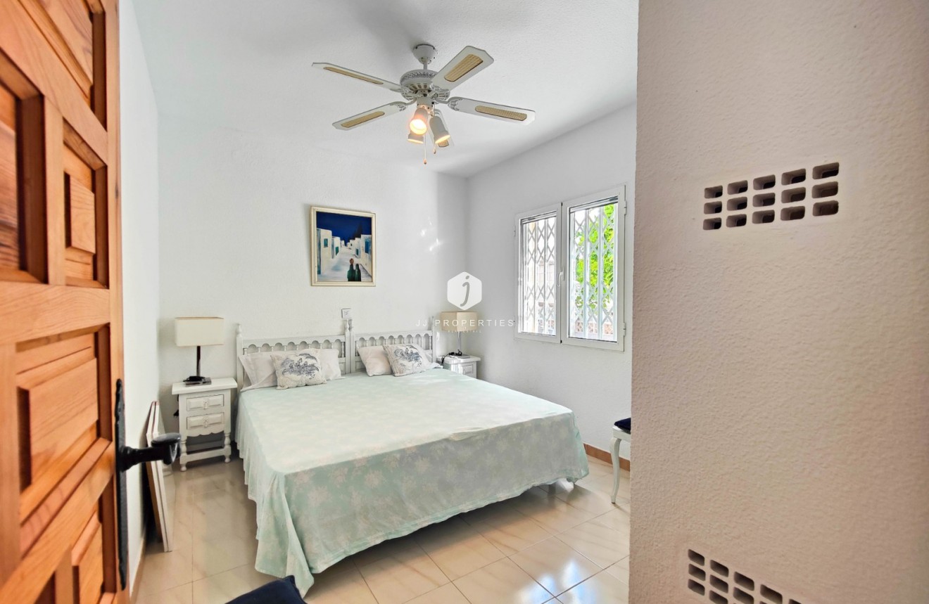 Resale - Chalet -
Torrevieja - Costa Blanca