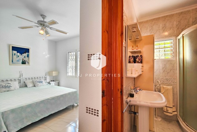 Resale - Chalet -
Torrevieja - Costa Blanca