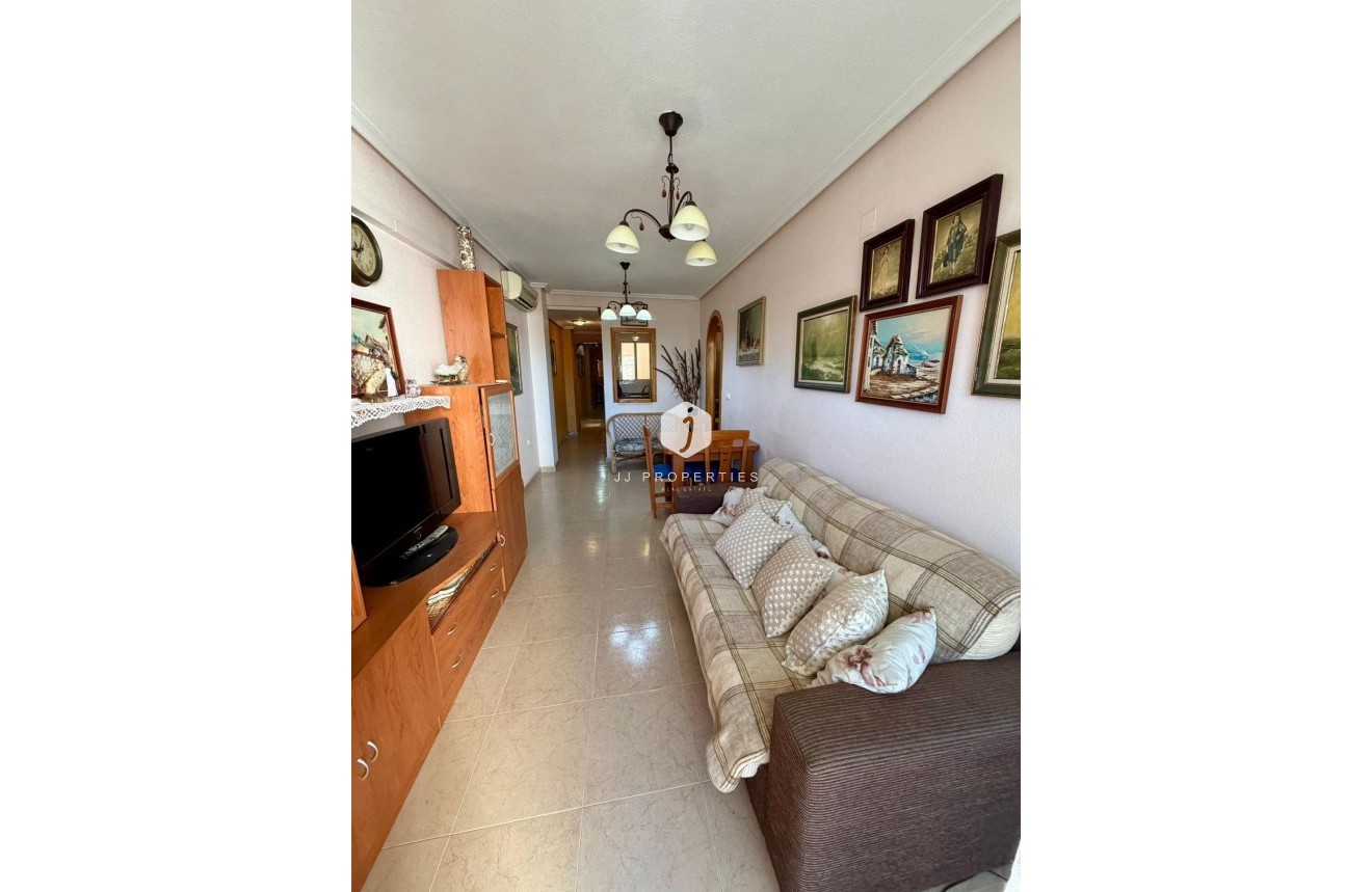 Resale - Villa -
Torrevieja - Centro