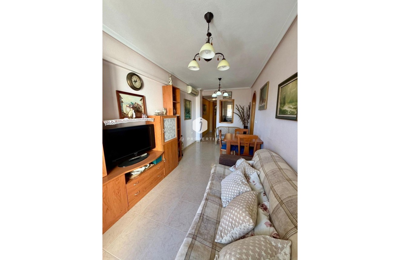 Resale - Villa -
Torrevieja - Centro