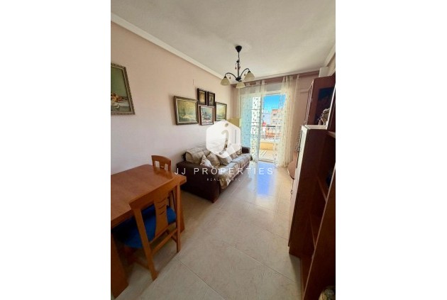 Resale - Villa -
Torrevieja - Centro