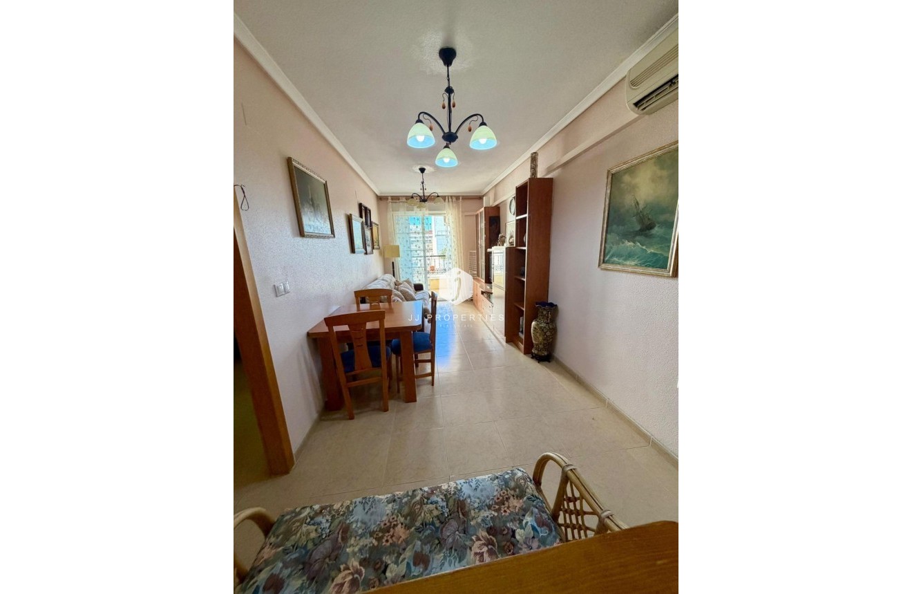 Resale - Villa -
Torrevieja - Centro