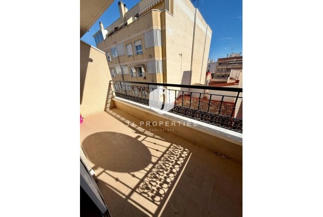 Resale - Villa -
Torrevieja - Centro