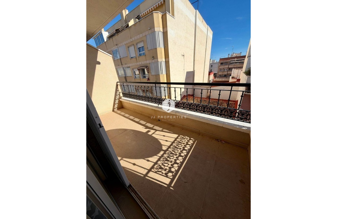 Resale - Villa -
Torrevieja - Centro
