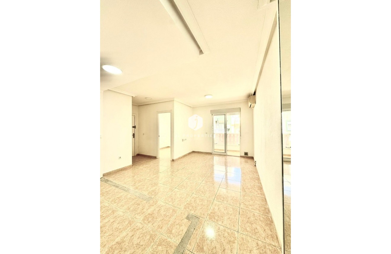 Resale - Apartment / flat -
Torrevieja - Centro