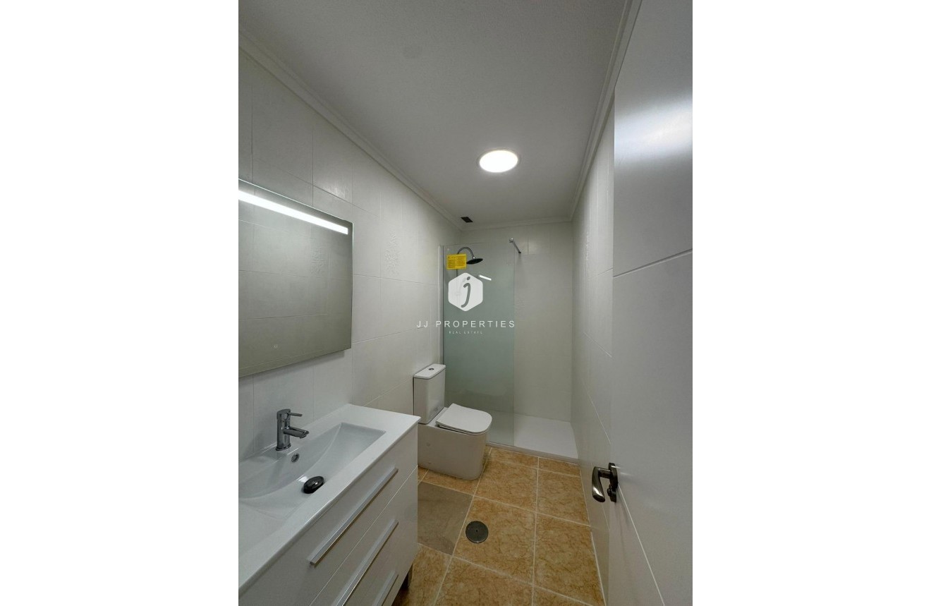 Resale - Apartment / flat -
Torrevieja - Centro