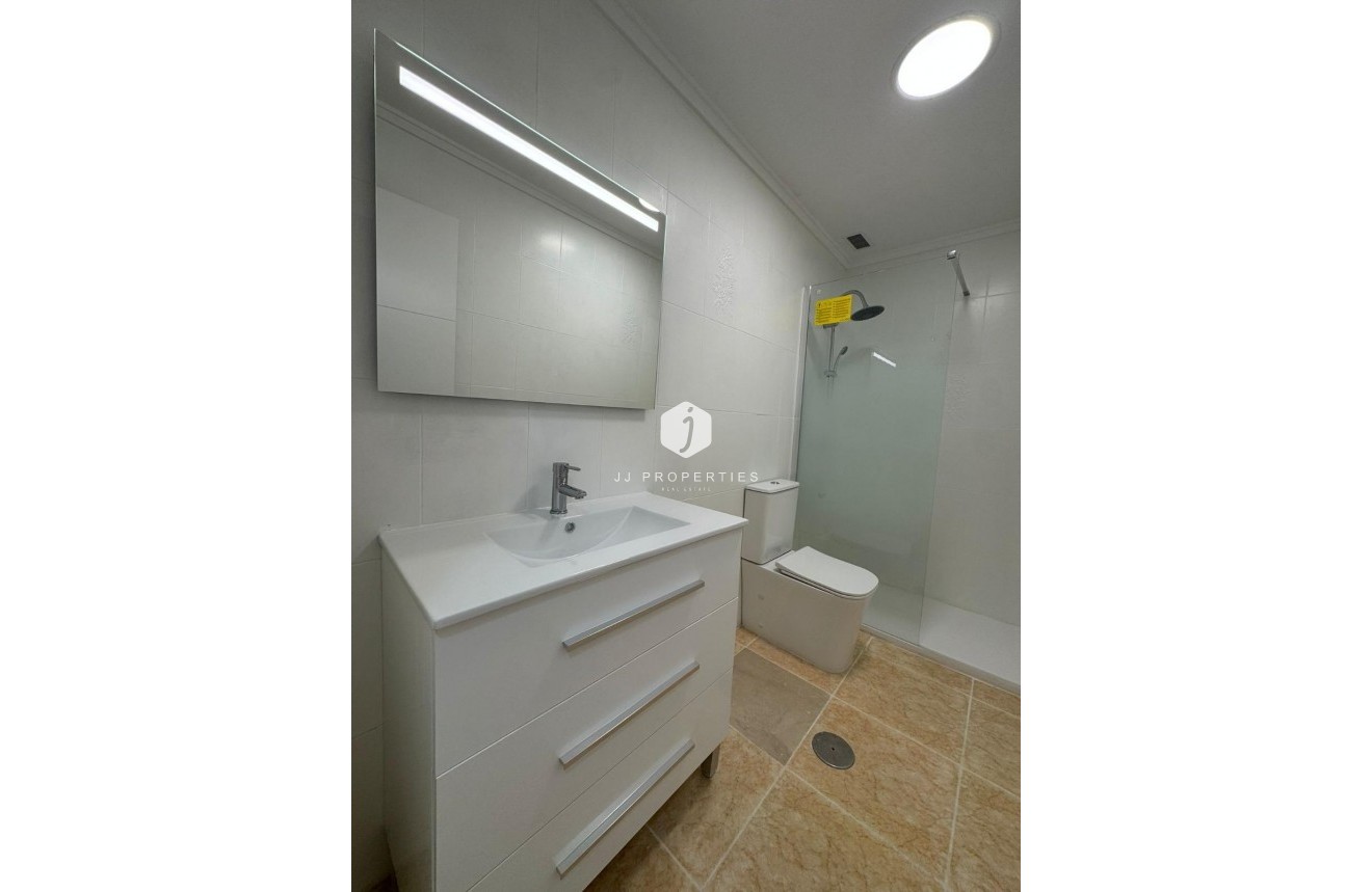 Resale - Apartment / flat -
Torrevieja - Centro