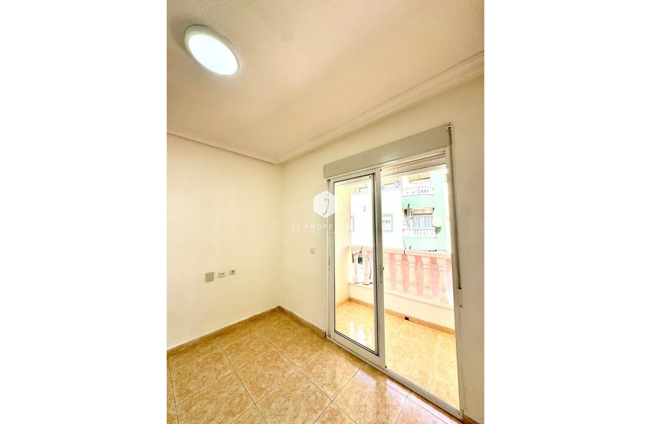 Resale - Apartment / flat -
Torrevieja - Centro