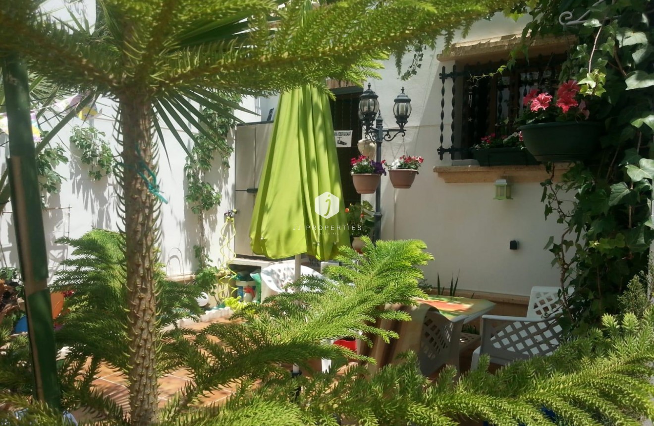 Resale - Chalet -
Orihuela Costa - PAU 8