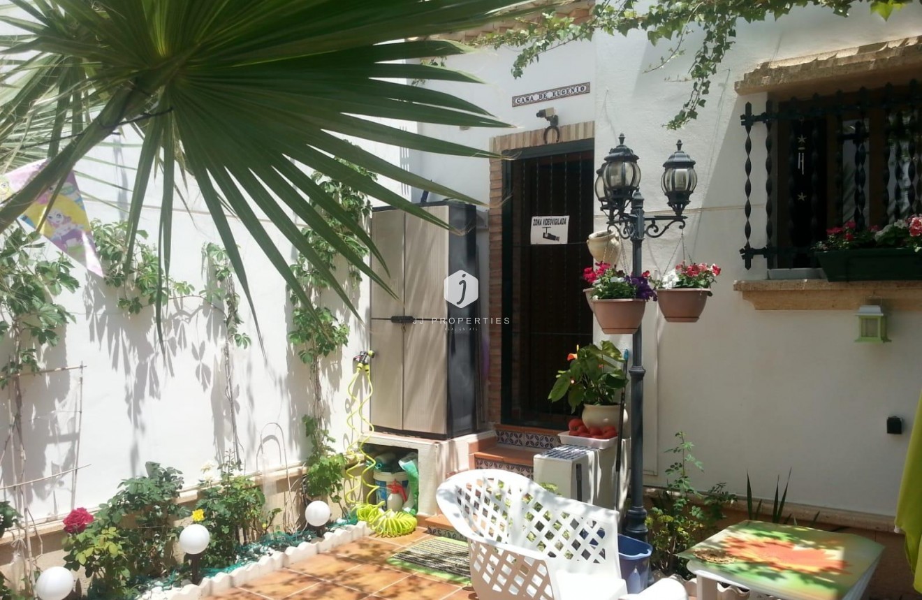 Resale - Chalet -
Orihuela Costa - PAU 8