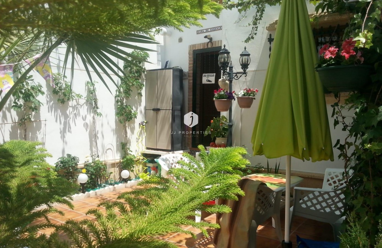 Resale - Chalet -
Orihuela Costa - PAU 8