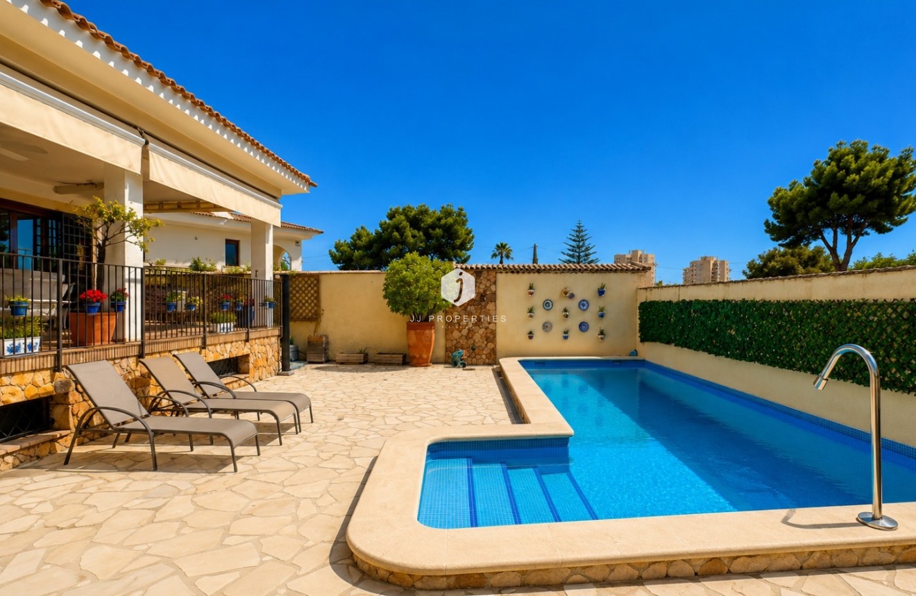 Aus zweiter Hand - Villa -
Dehesa de Campoamor - Costa Blanca
