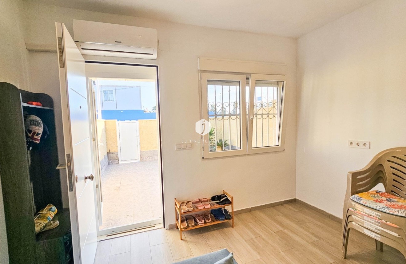 Aus zweiter Hand - Chalet -
Torrevieja - El Limonar