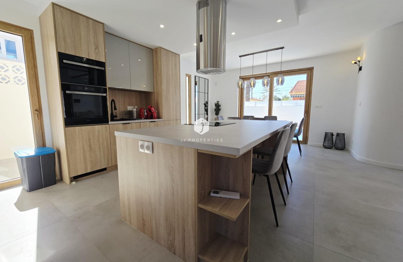 Resale - Villa -
Orihuela Costa - Cabo Roig