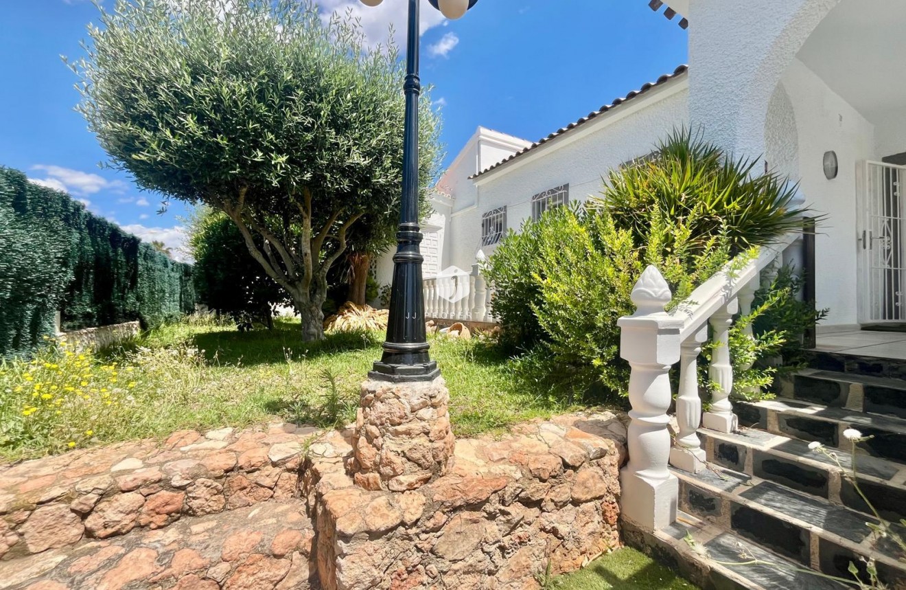 Resale - Villa -
Orihuela Costa - La Florida