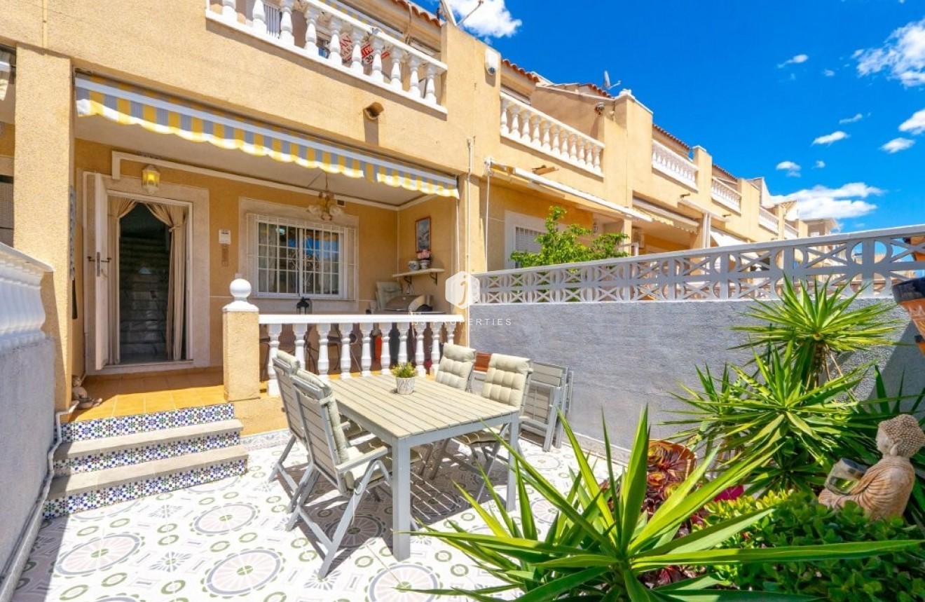 Z drugiej ręki - Szalet -
Torrevieja - aguas nuevas