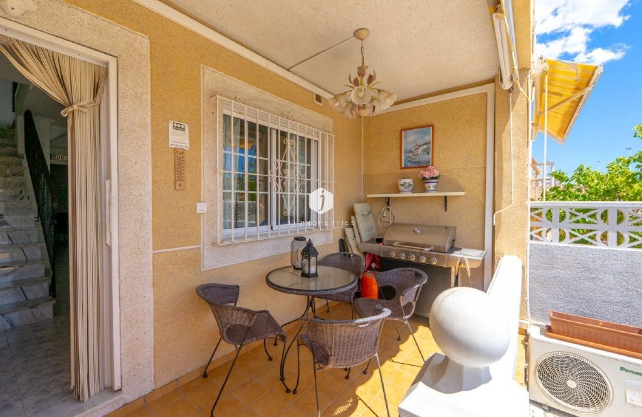 Z drugiej ręki - Szalet -
Torrevieja - aguas nuevas