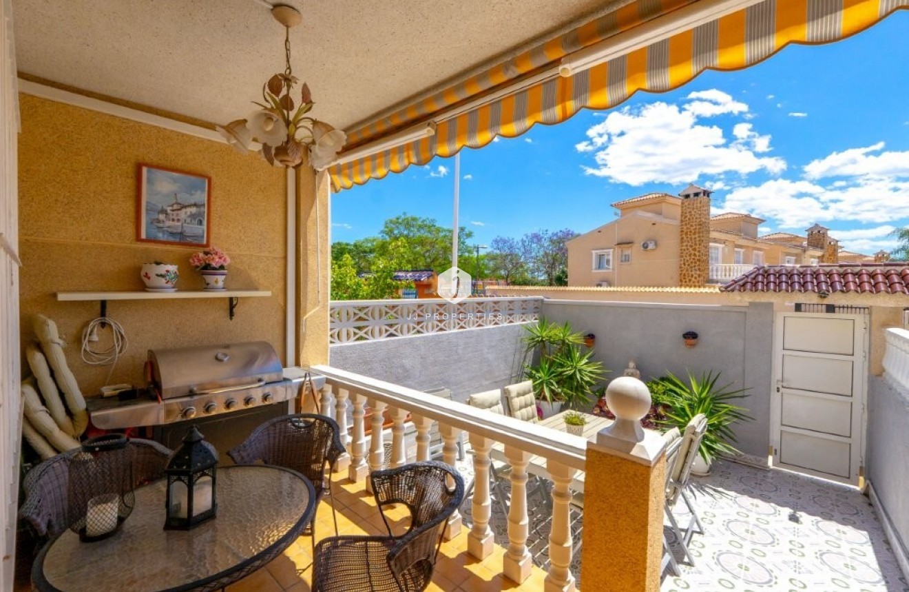 Z drugiej ręki - Szalet -
Torrevieja - aguas nuevas