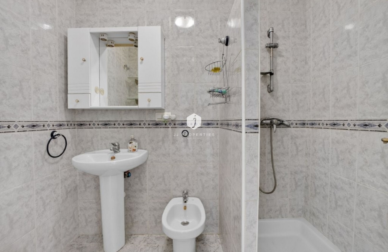 Z drugiej ręki - Szalet -
Torrevieja - aguas nuevas