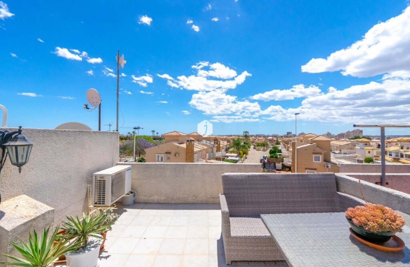 Z drugiej ręki - Szalet -
Torrevieja - aguas nuevas