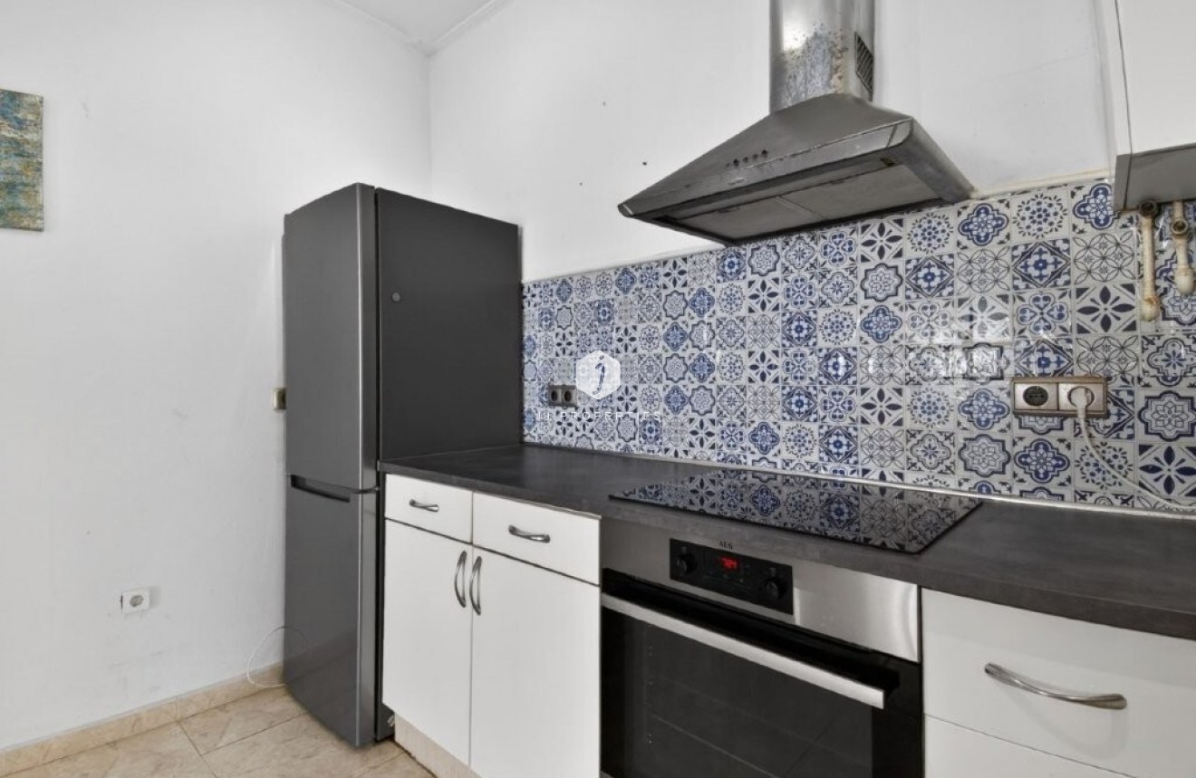 Z drugiej ręki - Szalet -
Torrevieja - Los altos