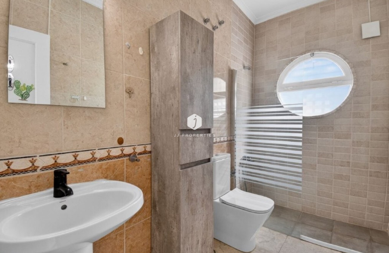 Z drugiej ręki - Szalet -
Torrevieja - Los altos