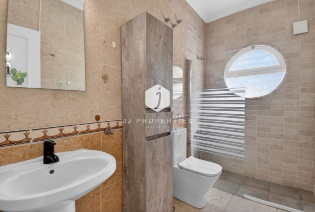 Z drugiej ręki - Szalet -
Torrevieja - Los altos