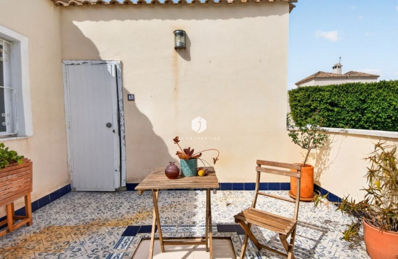 Z drugiej ręki - Szalet -
Torrevieja - Los altos