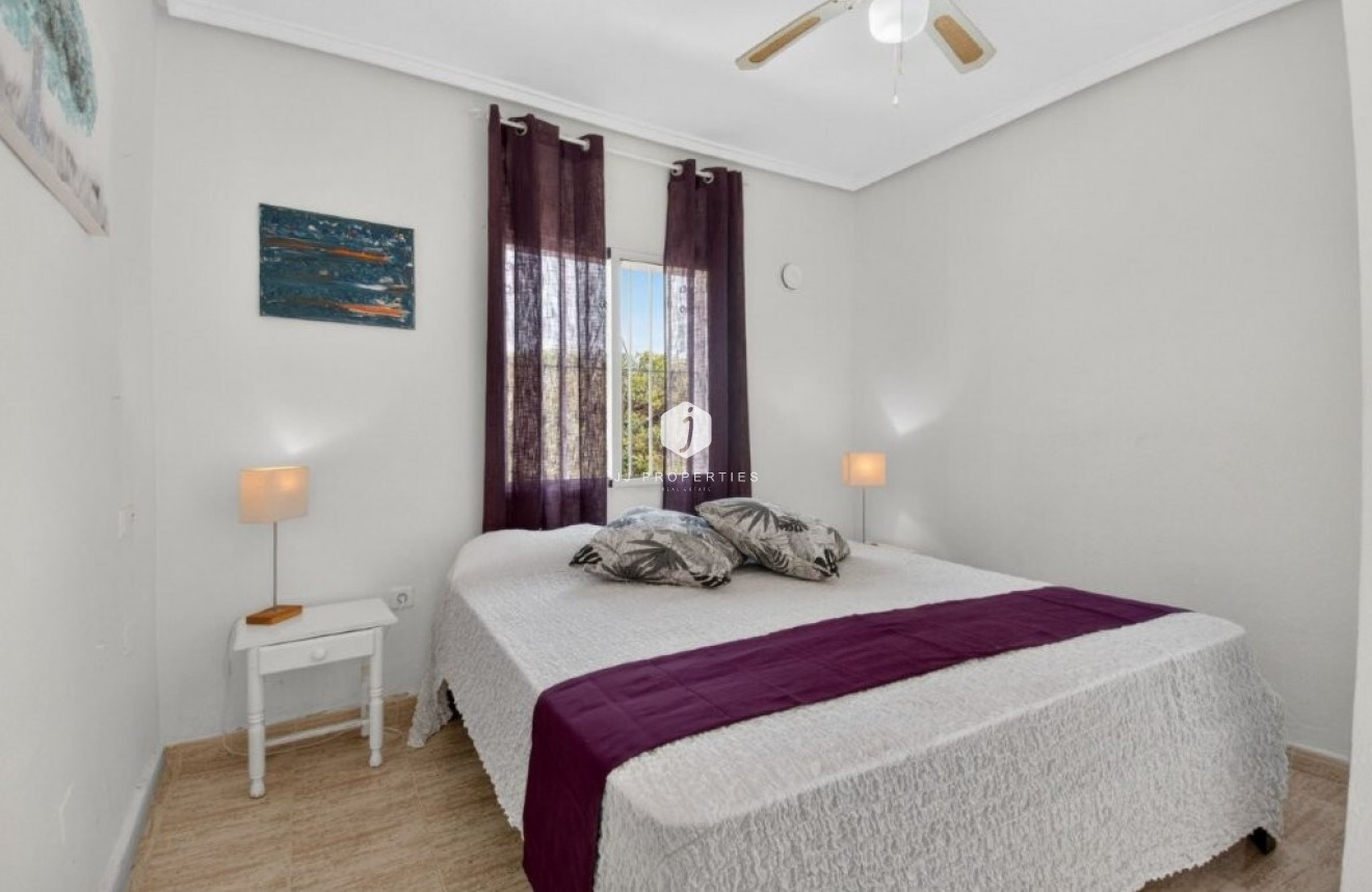 Z drugiej ręki - Szalet -
Torrevieja - Los altos