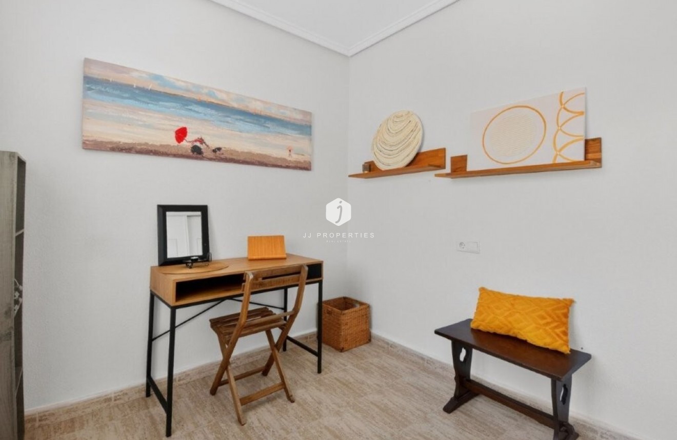 Z drugiej ręki - Szalet -
Torrevieja - Los altos
